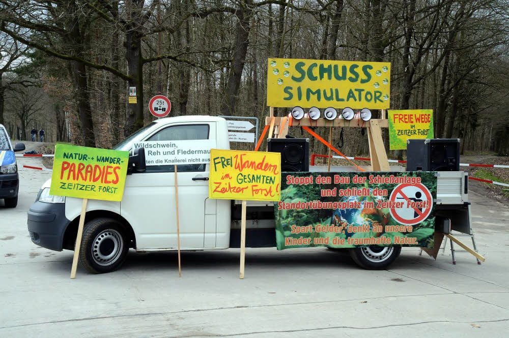 Alle Jahre wieder ruft die Bürgerinitiative „Kein Schuss im Zeitzer Forst“ zum Ostermarsch auf, so auch in diesem Jahr.