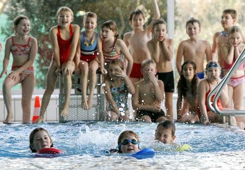 Grundschulkinder werden beim Schwimmunterricht von ihren Klassenkameraden angefeuert. (FOTO: DPA)