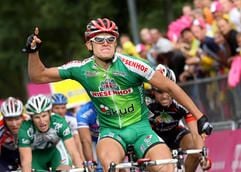 Der deutsche Radprofi Gerald Ciolek vom Team Wiesenhof Akud jubelt am Freitag (04.08.2006) in Schweinfurt über den Sieg auf der dritten Etappe der Deutschland-Tour. (Foto: dpa)