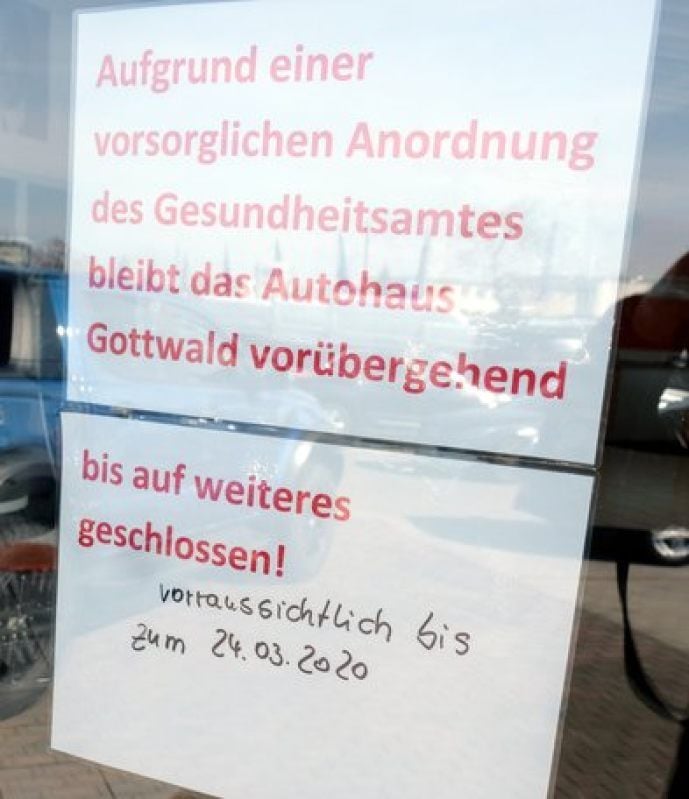 Die Verordnung des Gesundheitsamtes hängt an der Tür.