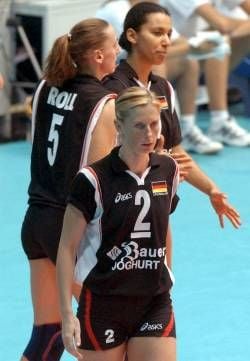 Nach der verlorenen Zwischenrundenbegegnung der Volleyball-Weltmeisterschaft der Frauen Deutschland - Niederlande (1:3) am Freitag (06.09.2002) im sächsischen Riesa gehen die deutschen Spielerinnen Beatrice Dömeland (v), Sylvia Roll (l) und Attika Bouagaa (r) vom Feld. dpa/lsn