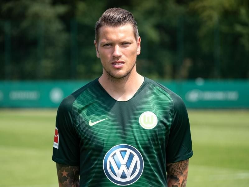 Wolfsburgs Daniel Ginczek hat sich am rechten Knie verletzt. Foto: Peter Steffen