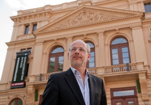 Der Intendant des Theaters Altenburg-Gera, Kay Kuntze, steht vor dem Altenburger Theater. (FOTO: DPA)