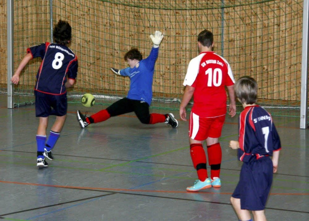 Ronneburgs Maximilian Gerold (links) überwindet Motor-Keeper Nico Schettig und trifft unter den Augen von Niklas Winkler (Nr. 10) zum 4:0.