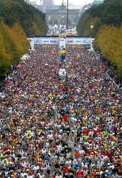 Dicht gedrängt starten am Sonntag (26. September 2004) vor dem Brandenburger Tor in Berlin die Teilnehmer des 31. Berlin-Marathons. Etwa 36.000 Läufer und Läuferinnen gingen an den Start. (Foto: dpa)