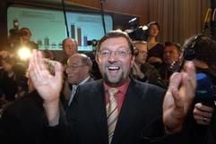Der CDU-Direktkandidat zur Bundestagswahl des Dresdner Wahlkreises 160, Andreas Lämmel, freut sich am Sonntag (2. Oktober 2005) in Dresden nach Bekanntgabe der ersten Hochrechnungen. (Foto: dpa)