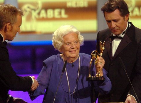 Der Moderator Johannes B. Kerner (l) überreicht am 18. November 2004 der Schauspielerin Heidi Kabel bei der 56. Bambi-Verleihung in Hamburg neben ihrem Laudator Jan Fedder (r.) das goldene Rehkitz. (FOTO: DPA)