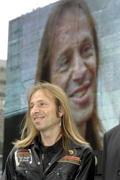 Der französische «Spiderman» Alain Robert hat das mit 508 Metern höchste Gebäude der Welt in dertaiwanesischen Hauptstadt Taipeh erklommen. (Foto: dpa)