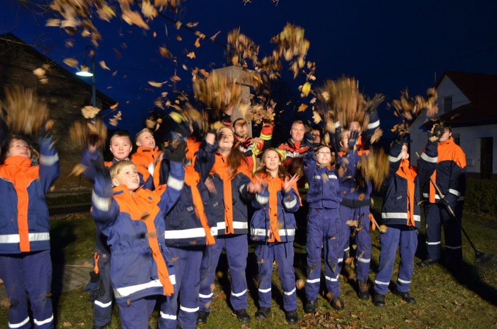 Der Spaß kam bei der Pflege des Kriegerdenkmals in Lüttchendorf bei den Kindern der Jugendfeuerwehr nicht zu kurz.