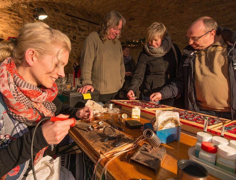 Mandy Klein kreiert am Stand von Reinhard Gille kleine Kunstwerke im Tiffany-Stil, die bei den Besuchern auf großes Interesse stoßen.
