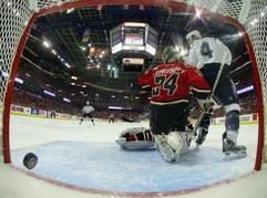 Bei einem Eishockeyspiel fliegt ein Puck ins Tor. (Foto: dpa)