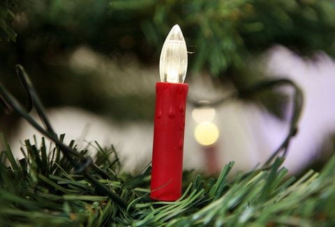 Eine energiesparende und sichere Lichterkette mit LED-Beleuchtung zeigt am Montag in Köln der TÜV Rheinland. Der TÜV Rheinland stellt am Montag in Köln den jährlichen Lichterketten-Test vor. (FOTO: DPA)