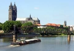 Blick über die Elbe auf den Dom (l.) und das Kloster Unser Lieben Frauen (r.) von Magdeburg. (Foto: dpa)