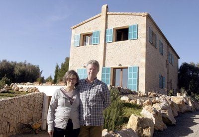 Birgit und Christian Lischke vor ihrer Villa in Son Severa auf Mallorca (Aufnahme von Januar 2009). Seit Monaten sucht das Ehepaar aus Hildesheim nach einem Käufer - ohne Erfolg. Nun verlosen die Lischkes ihre Finca an der Nordostküste Mallorcas. (FOTO: DPA)