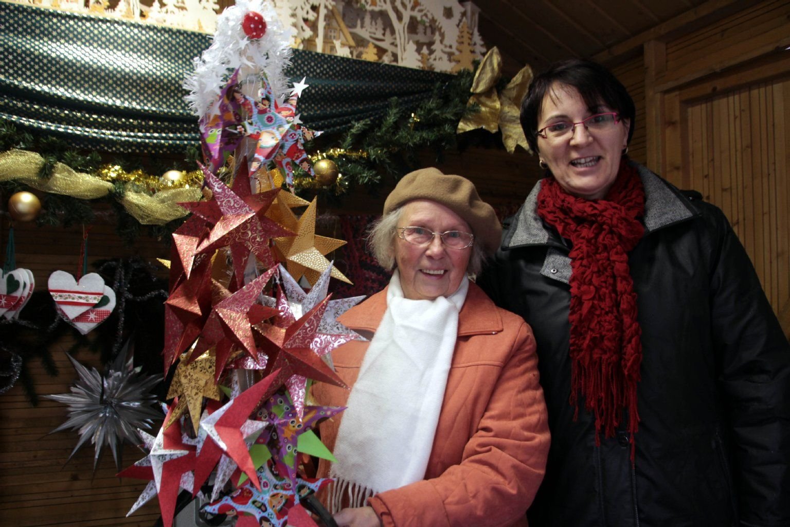 Diesen Sternenbaum hat die 81-jährige Adelinde Henze aus Granschütz gebastelt (li.), daneben Corinna Zogall vom Förderverein.