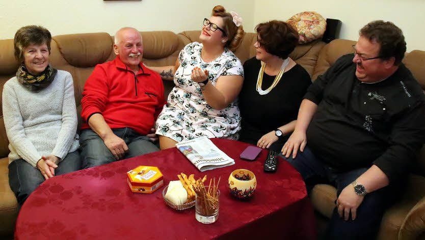 Samstagabend irgendwo in der Sangerhäuser Otto-Grotewohl-Straße. Sie schauen gemeinsam DSDS: Chrissis Großeltern Annemarie und Dieter Ehring (links), Chrissis Eltern Iris und Rainer Hofmann und Chrissi mittendrin auf dem elterlichen Sofa.
