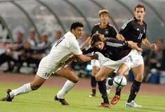 Fußball Länderspiel Iran - Deutschland, Samstag (09.10.2004) im Azadi-Stadion in Teheran: Jalal Kameli Mofrad (l) im Zweikampf mit Thomas Brdaric (r), daneben Miroslav Klose, im Hintergrund Bernd Schneider. (Foto: dpa)