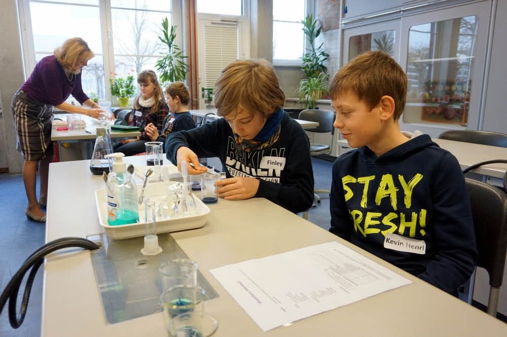 Finley (l.) und Kevin Henri experimentierten während der Schülerakademie im Gymnasium Jessen mit Rotkohlsaft.