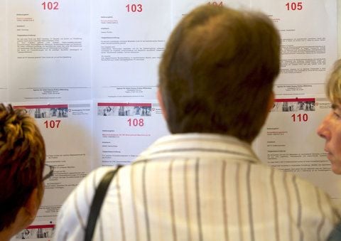 Interessenten schauen sich im Kulturhaus Wolfen in Bitterfeld (Landkreis Anhalt-Bitterfeld) Arbeitsangebote an. (FOTO: DPA)