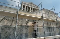 Ein Mann arbeitet am Donnerstag (16.06.2005) auf einem Gerüst an der Walhalla in Donaustauf nahe Regensburg. (Foto: dpa)