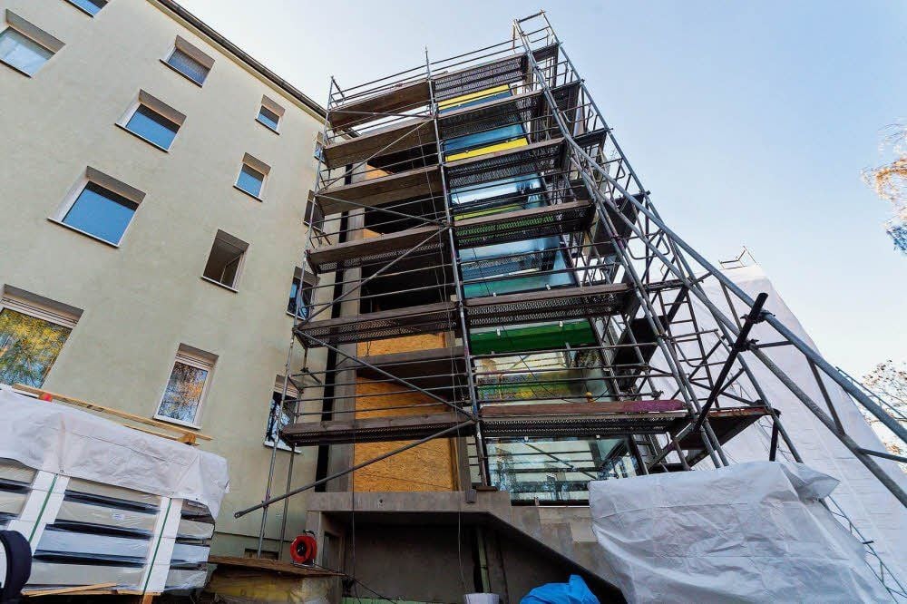 Der Aufzug wird an der Fassade des Hauses installiert.