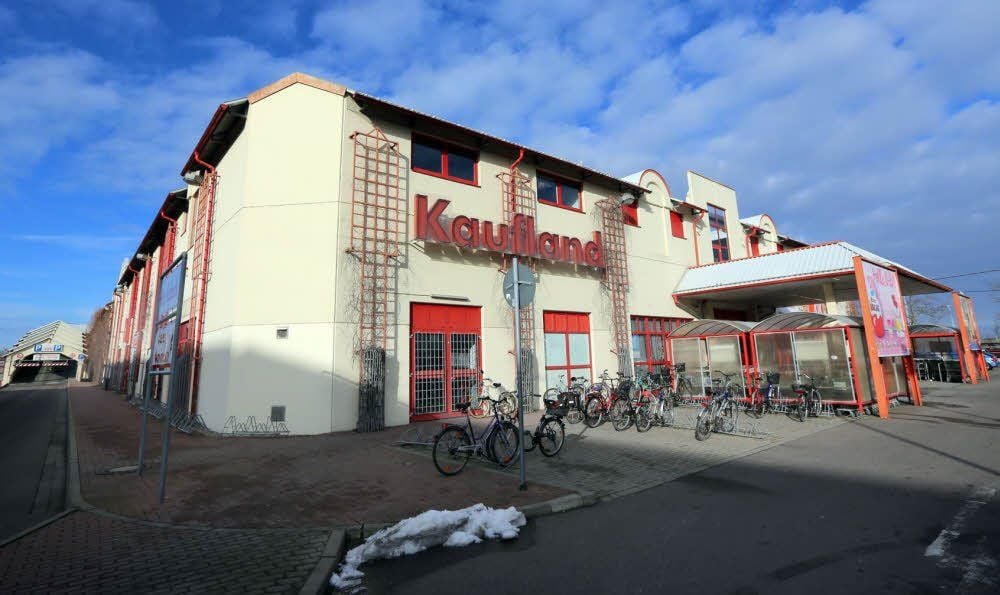 „Kaufland“ ist heute wieder ein Einkaufszentrum „auf der grünen Wiese“. Der Discounter will auch aus diesem Grund wegziehen.