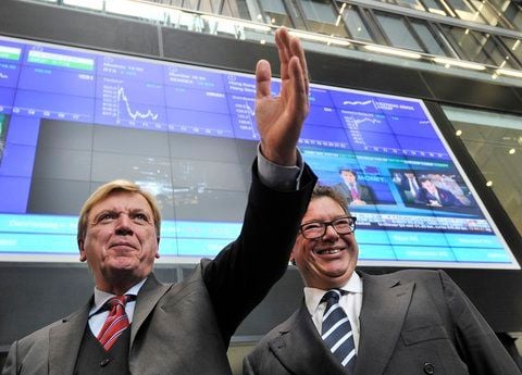 Der hessische Ministerpräsident Volker Bouffier (l) und Reto Francioni, Vorstandschef der Deutsche Börse AG, bei der Eröffnung der neuen Unternehmenszentrale der Deutschen Börse in Eschborn bei Frankfurt. (FOTO: DPA)