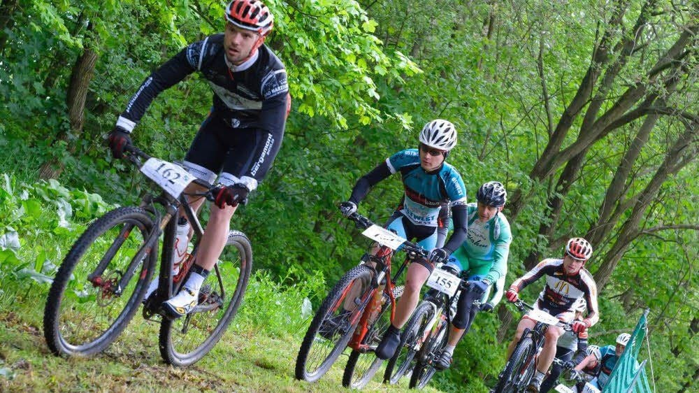 Christian Bank führt das Feld der Biker über 51 Kilometer in Friedrichsbrunn vor Hannes Tokarski, Bernhard Möhwald und Patrick Wolf an.
