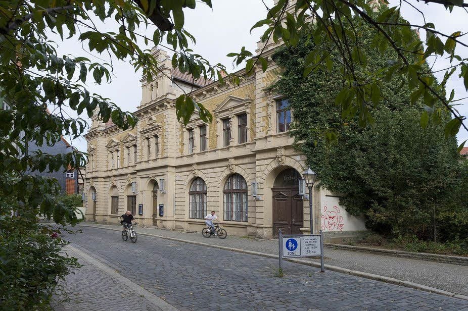 Die markante Fassade des Kaiserhofs in der Pölle in Quedlinburg.