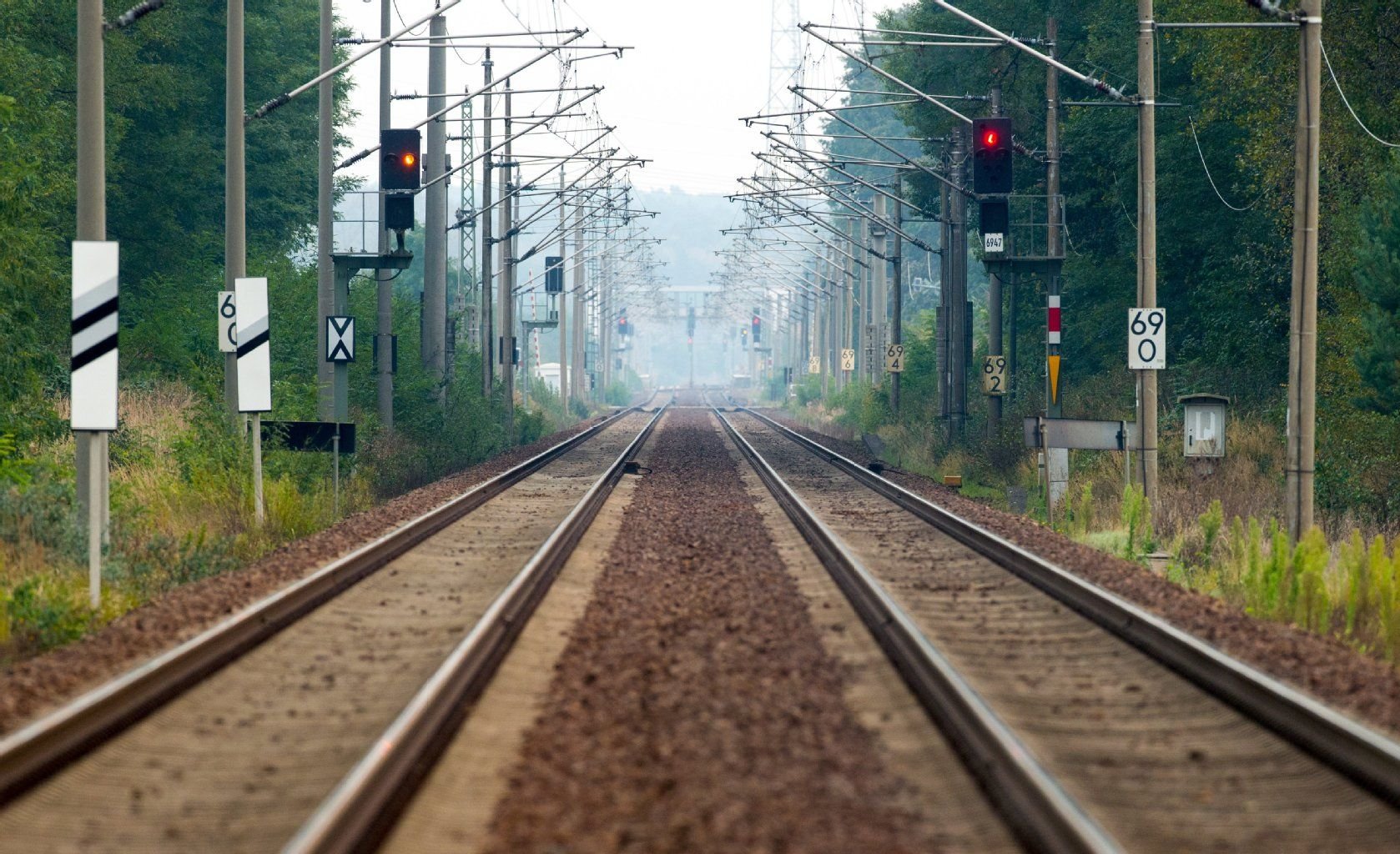 Mit gleichbleibenden Preisen und Reiseangeboten übt die Deutsche Bahn Druck auf ihre Konkurrenten auf der Straße und in der Luft aus.