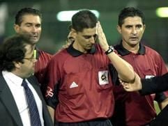 Schiedsrichter Jesús Tellez Sanchez (mitte) im Spiel der Castellon gegen Valencia beim King's Cup. Er entschied in der 81. Minute, das Spiel abzubrechen, nachdem ein Handy-Akku als Wurfgeschoß ihn am Kopf verletzte (Foto: Domenech Castell, dpa)