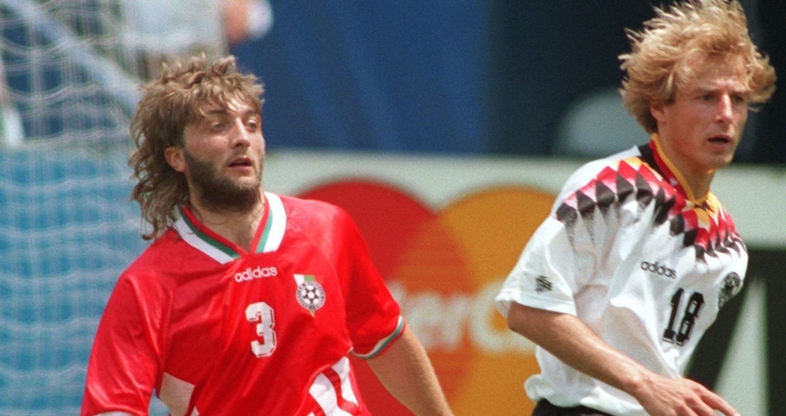 Stürmer Jürgen Klinsmann (r) und der bulgarischen Abwehrspieler Trifon Ivanov während des Länderspiels bei der WM 1994 zwischen Deutschland und Bulgarien.