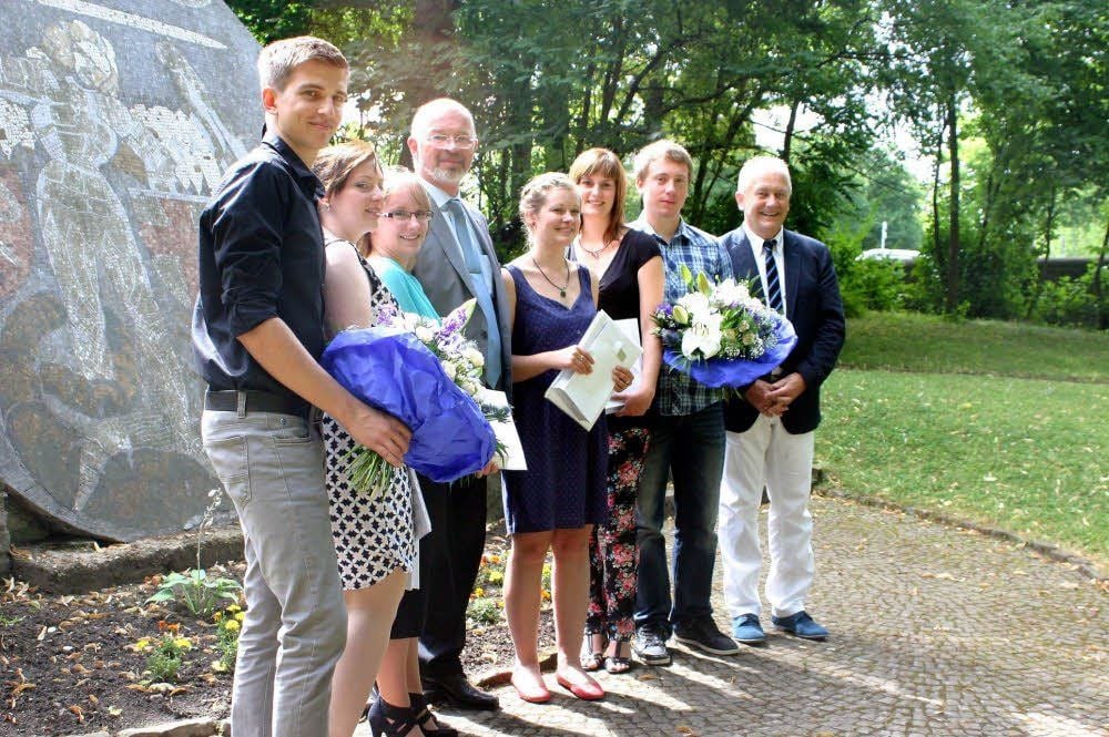 Erinnerung an den großen Tag: Die ehemaligen Lehrlinge und nunmehr Mitarbeiter der Stadtverwaltung treten mit Oberbürgermeister Volkmar Kunze und Hans-Reiner Kasel vom Aus- und Weiterbildungsverbund Altenburg zum Foto an.