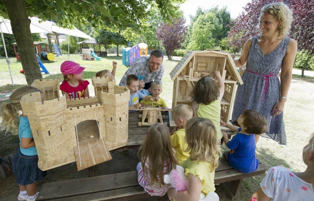 Koba-Chef Dirk Michelmann schaut zu, wie die Kinder ihre neuen Spielsachen ausprobieren.
