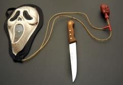 Am Montag (03.02.2003) liegen im Augsburger Landgericht auf einem Tisch eine Horror-Maske und ein Messer. Mit dieser Maske soll Michael W., gegen den derzeit die Jugendkammer des Landgerichtes verhandelt, am Rosenmontag (11.02.2002) in Gersthofen bei Augsburg die zwölfjährige Vanessa in ihrem Kinderzimmer erschreckt und anschließend mit dem Messer erstochen haben. (Foto: dpa)