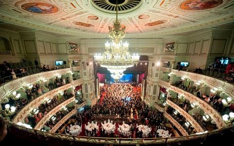 Die Gäste des 7. SemperOpernballs feiern am Freitag in der Semperoper in Dresden. Unter dem Motto «Dresden darf das!» werden mehr als 2200 Gäste erwartet. (FOTO: DPA)