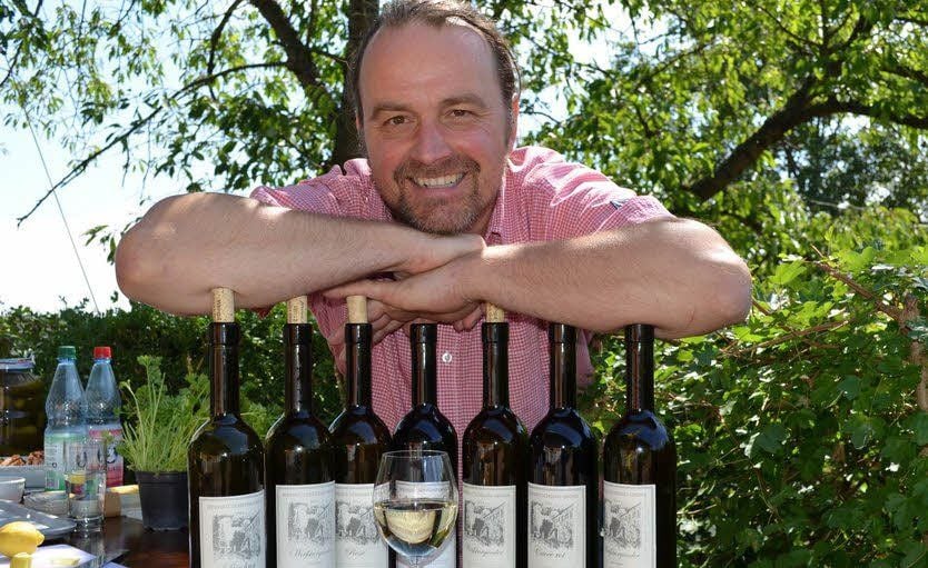 Bio-Winzer Roland Rapp mit einigen seiner Weine.