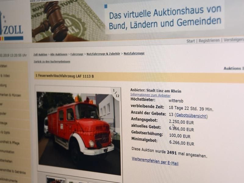 Auf den Auktionen landen einige Kuriositäten, zum Beispiel ein ausrangiertes Feuerwehrlöschfahrzeug der Stadt Linz. Foto: Jörn Perske