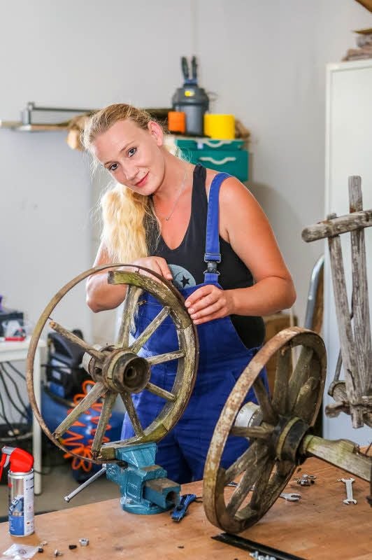 Nicole Mattuch übt sich in handwerklichen Fähigkeiten und restauriert einen Handwagen.