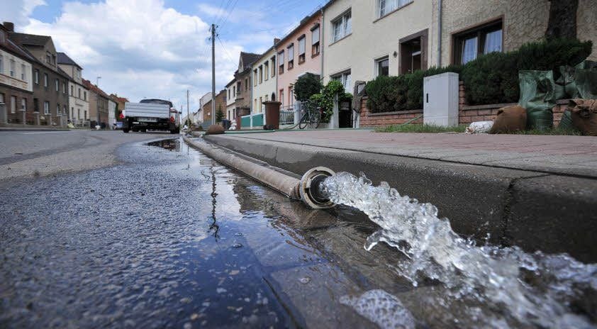 Aus den Kellern wird das Wasser ausgepumpt.