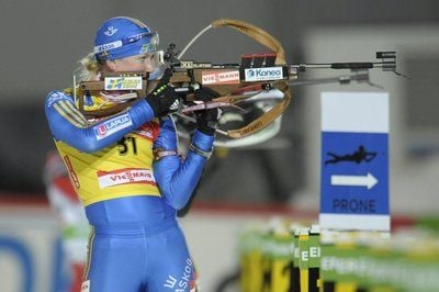 Die Schwedin Helena Jonsson schießt beim 15-Kilometer-Biathlon der Damen in Östersund. Sie gewann am Ende den Wettebwerb. (FOTO: DPA)