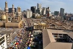 Blick auf Lagos: Lagos, die größte Stadt in Afrika südlich der Sahara, ist ein Ort der Extreme. Luxusvillen auf den Inseln und unvorstellbare Armut liegen in der Metropole - einst Hauptstadt von Nigeria - nah nebeneinander. (Foto: dpa)