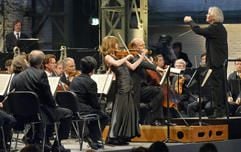 Die Berliner Philharmoniker unter Leitung von Chefdirigent Sir Simon Rattle spielen im Kabelwerk Oberspree in Berlin. (Foto: dpa)