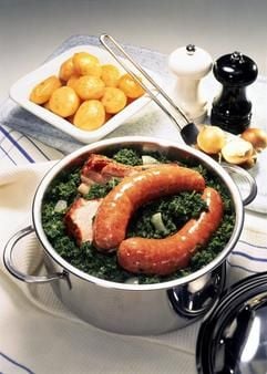Neue Ehren für den Grünkohl - die Rückbesinnung auf die regionale Küche hat auch dem deftigen Klassiker aus Norddeutschland ein Comeback beschert. (Foto: dpa)