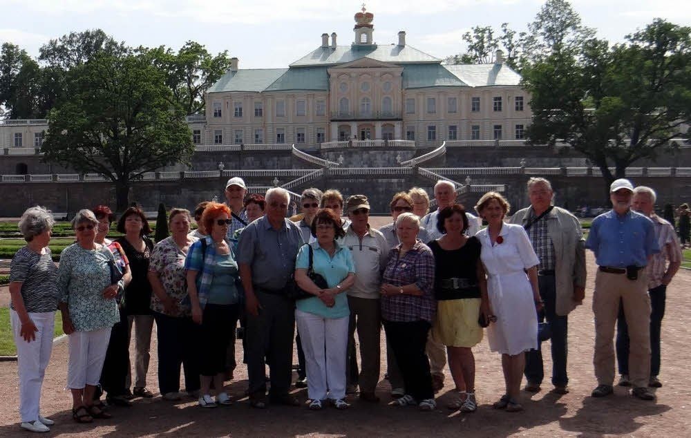 Deutsche Oranienbaumer im russischen Oranienbaum. Fürst Menschikow hatte sich hier seinen prachtvollen Palast bauen lassen.