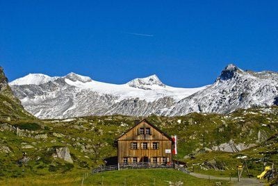 Großvenediger und Rainer Horn bilden eine prächtige Kulisse: Die Johannishütte im Virgental gehört zu den ältesten Schutzhütten in den gesamten Ostalpen. (FOTO: DPA)