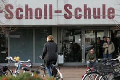 Schüler der Geschwister-Scholl-Schule in Emsdetten holen unter Beobachtung von Polizeibeamten in Zivil (r.) ihre Fahrräder vom Schulgelände ab. (Foto: dpa)