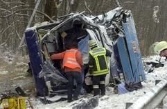 Rettungskräfte schauen auf der Inntal-Autobahn 93 bei Oberaudorf (Landkreis Rosenheim) in das Wrack eines völlig zerstörten belgischen Reisebusses (Foto: dpa)