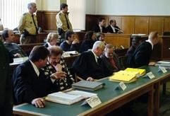 Ein Teil der insgesamt dreizehn Angeklagten im Pascal-Prozess im Saarbrücker Landgericht. (Foto: dpa)