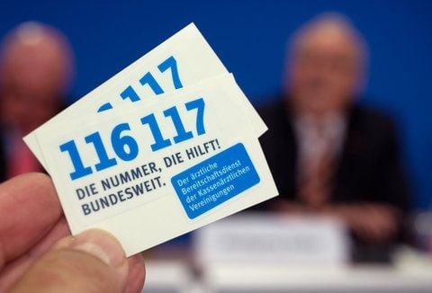 Auf einer Pressekonferenz am Dienstag in Berlin wird die neue bundesweite ärztliche Bereitschaftsdienstnummer «116 117» hochgehalten. (FOTO: DPA)
